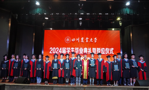 98858vip威尼斯下载2024届学生毕业典礼暨授位仪式隆重...